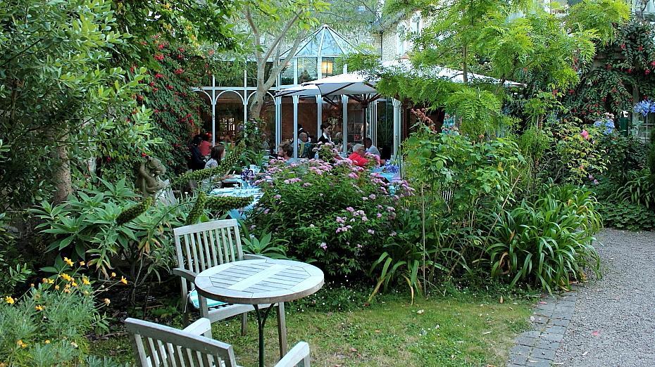 Logis Hotel Les Fuchsias Saint-Vaast-la-Hougue Exterior photo
